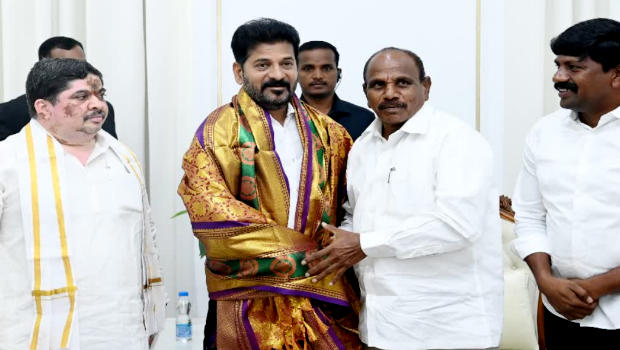 kale Yadaiah joins Congress Kale Yadaiah joins Congress