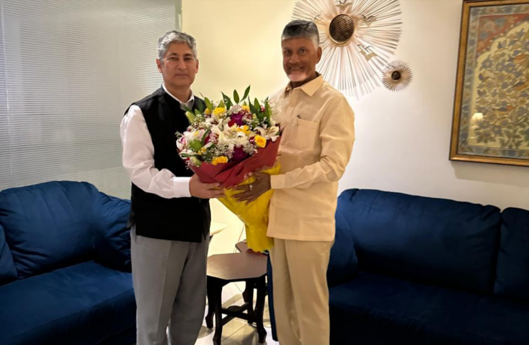 Chandrababu meets AP High Court CJ