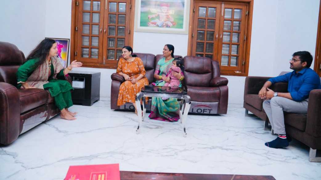 Renu Desai meets Konda Surekha