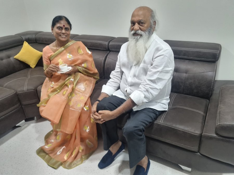 YS Vijayamma meets JC Prabhakar